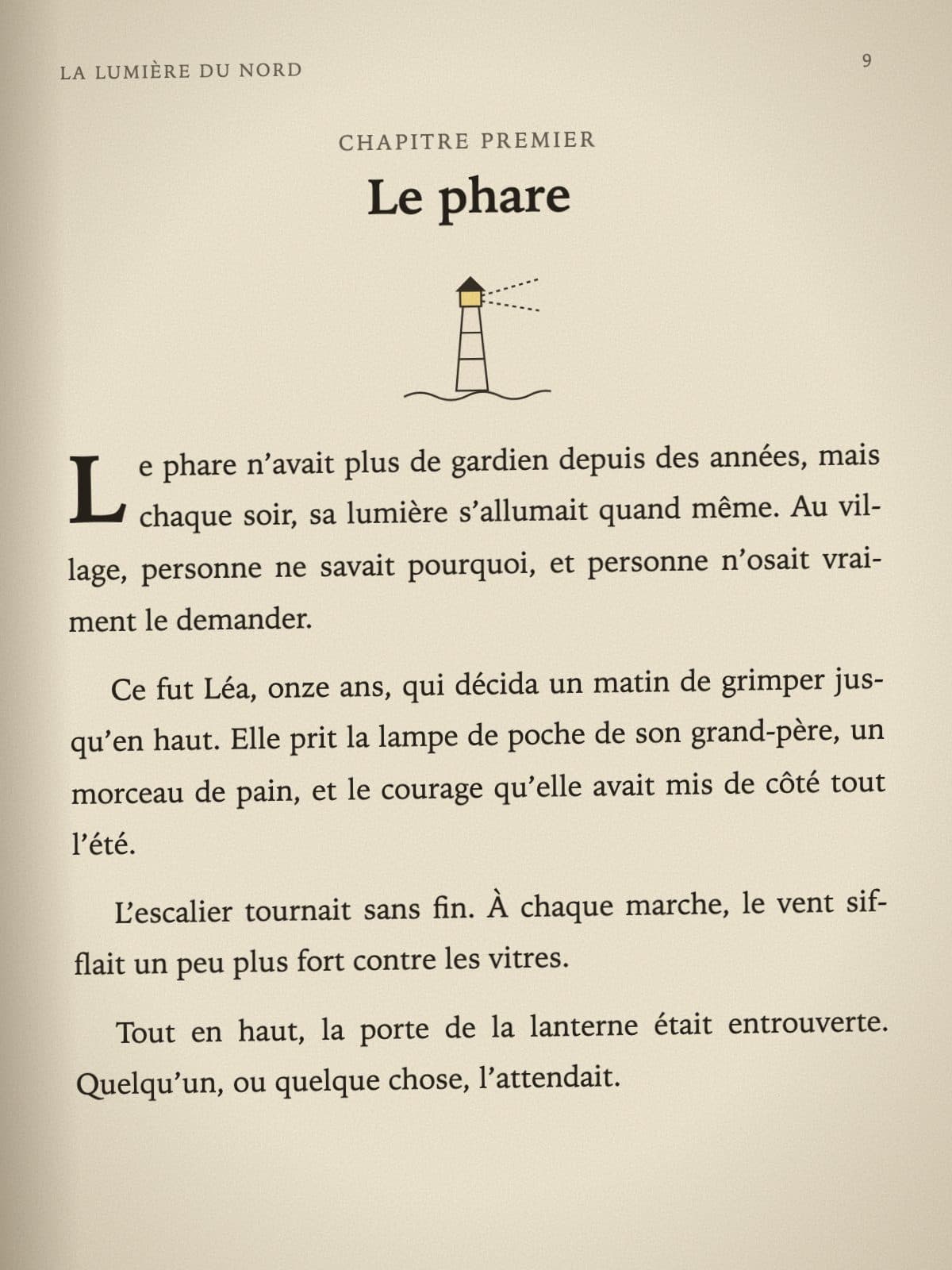 A scanned page of a French novel, chapter one, Le phare, with a small lighthouse drawing
